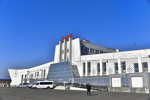 Инспекторы Кызылского таможенного поста оформили первые международные авиарейсы из Тывы в Монголию 25 июня из аэропорта Кызыла в Улан-Батор отправился первый в истории Тывы регулярный авиарейс. На следующий день из столицы Монголии самолет прибыл обратным маршрутом. Об этом сообщает AVIA.RU со ссылкой на данные ФТС России. Таможенный контроль багажа и ручной клади 75 путешественников оперативно провели сотрудники Красноярской таможни. На сменах дежурили кинологи со служебными собаками Азор и Риша. В ФТС напоминают, что воздушный грузопассажирский пункт пропуска в аэропорту Кызыл открылся в феврале 2024 года после реконструкции. Его пропускная способность составляет 100 человек в час. aviaru.net/n285060