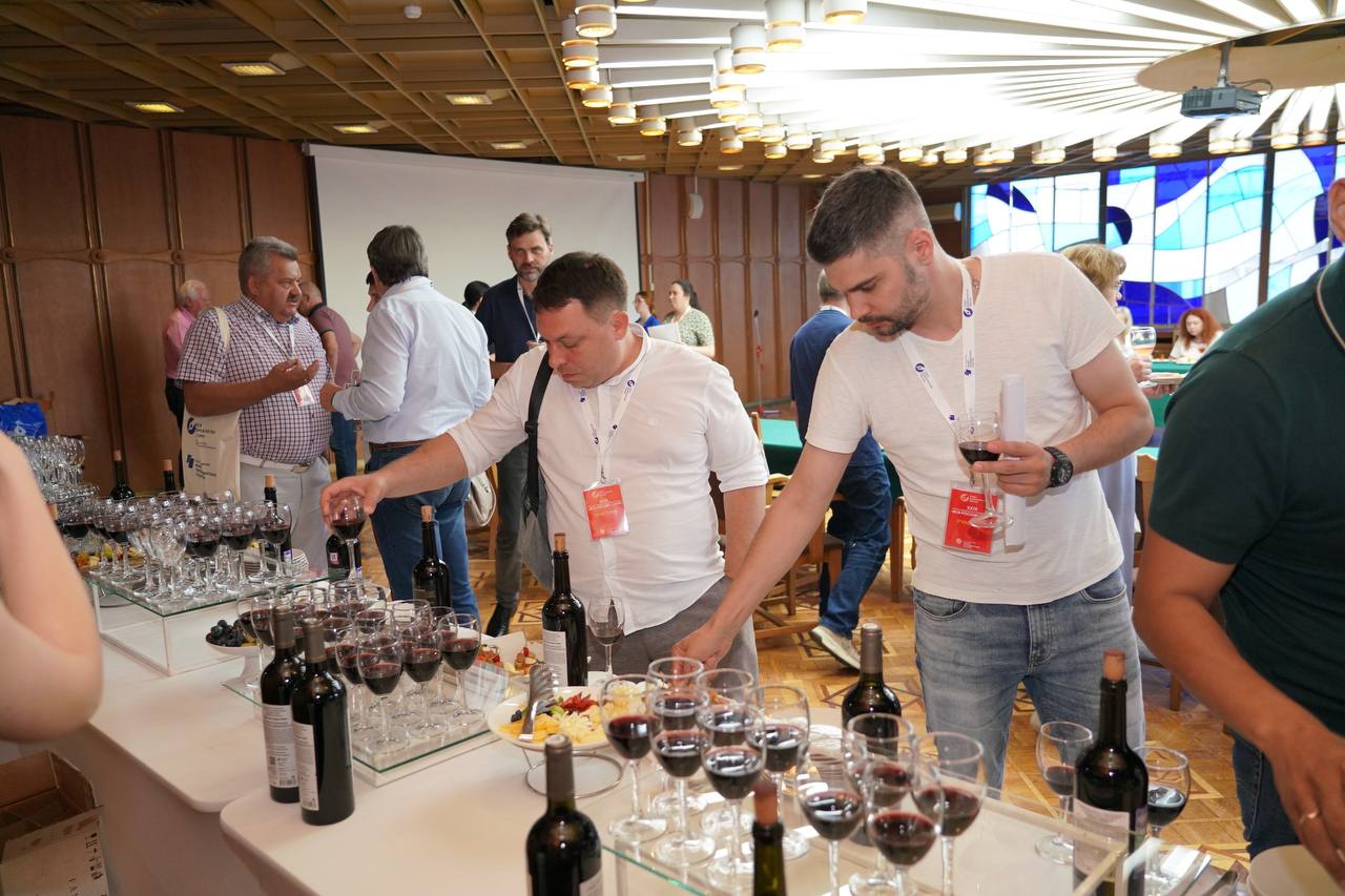 Вино регионального бренда Сделано на Кубани оценили гости Форума современной журналистики Вся Россия 2025 Представленные на дегустации вина настоящее богатство Кубани В окрестностях Анапы Геленджика Новороссийска Тамани в Восточном Приазовье находятся 329 предприятий и крестьянско фермерских хозяйств занимающихся виноградарством и виноделием в Краснодарском крае При поддержке губернатора региона Вениамина Ивановича Кондратьева за последние пять лет финансирование винной отрасли увеличилось с 750 миллионов до 1 млрд 300 миллионов рублей Краснодарский край обеспечивает 35 валового сбора винограда в стране производит 44 российского вина и половину шампанского Наши вина вновь стали синонимом высокого качества продукции в том числе в части импортозамещения