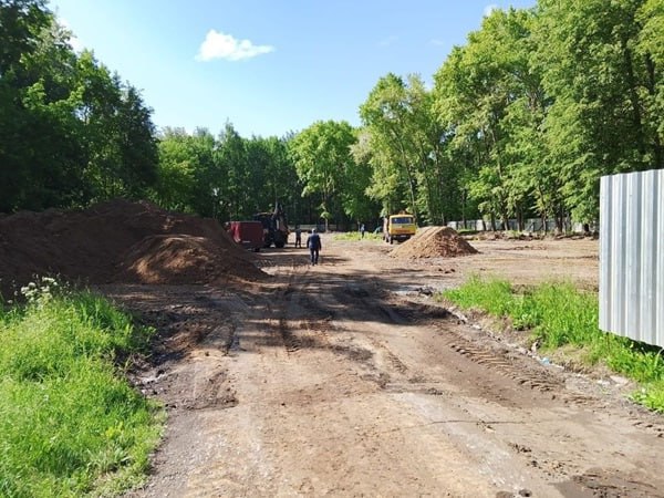 Опасные тополя, расположенные на спортплощадке в парке Гагарина, заменят другими деревьями В парке Гагарина продолжается строительство многофункциональной спортивной площадки. Как сообщил начальник теруправления Первомайского района Сергей Решетников, на сегодня полностью выполнен демонтаж старых конструкций и элементов. Сейчас подрядчик завозит песок для устройства основания. – Одновременно ведутся работы по уборке тополей, которые попадают в зону застройки и могут представлять опасность для занимающихся на спортплощадке. На этот счет есть соответствующие требования. Предстоит убрать около 80 стволов, но департамент городского хозяйства прорабатывает вопрос компенсаторного озеленения, – сообщил руководитель районной администрации. Сергей Решетников добавил, что все работы по строительству спортплощадки идут по графику, завершить их планируют к 1 сентября. Напомним, объект будет включать в себя баскетбольную площадку, хоккейную коробку, которая летом благодаря искусственному газону сможет использоваться для игры в футбол, легкоатлетические дорожки и комплекс тренажеров. Также согласно техазаданию, на территории установят освещение и камеры видеонаблюдения, модули для раздевалок.