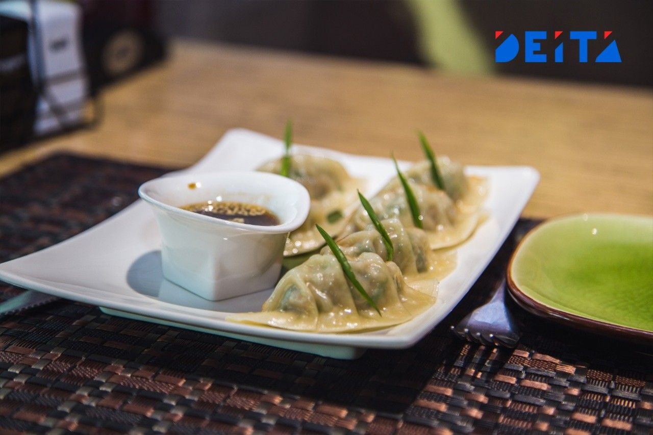 Незаконную пристройку к кафе начали сносить в центре Владивостока Муниципальные рабочие приступили к демонтажу сооружения ресторана японской кухни на улице Пограничной которое занимало значительную часть тротуара Пристройка появилась в конце 1990 х годов но администрации удалось доказать в суде ее несоответствие первоначальному проекту Собственник пытался оспорить решение но проиграл в двух судебных инстанциях После того как в отведенные 10 дней демонтаж не был проведен а вместо этого сделан косметический ремонт снос начали в принудительном порядке Deitaru