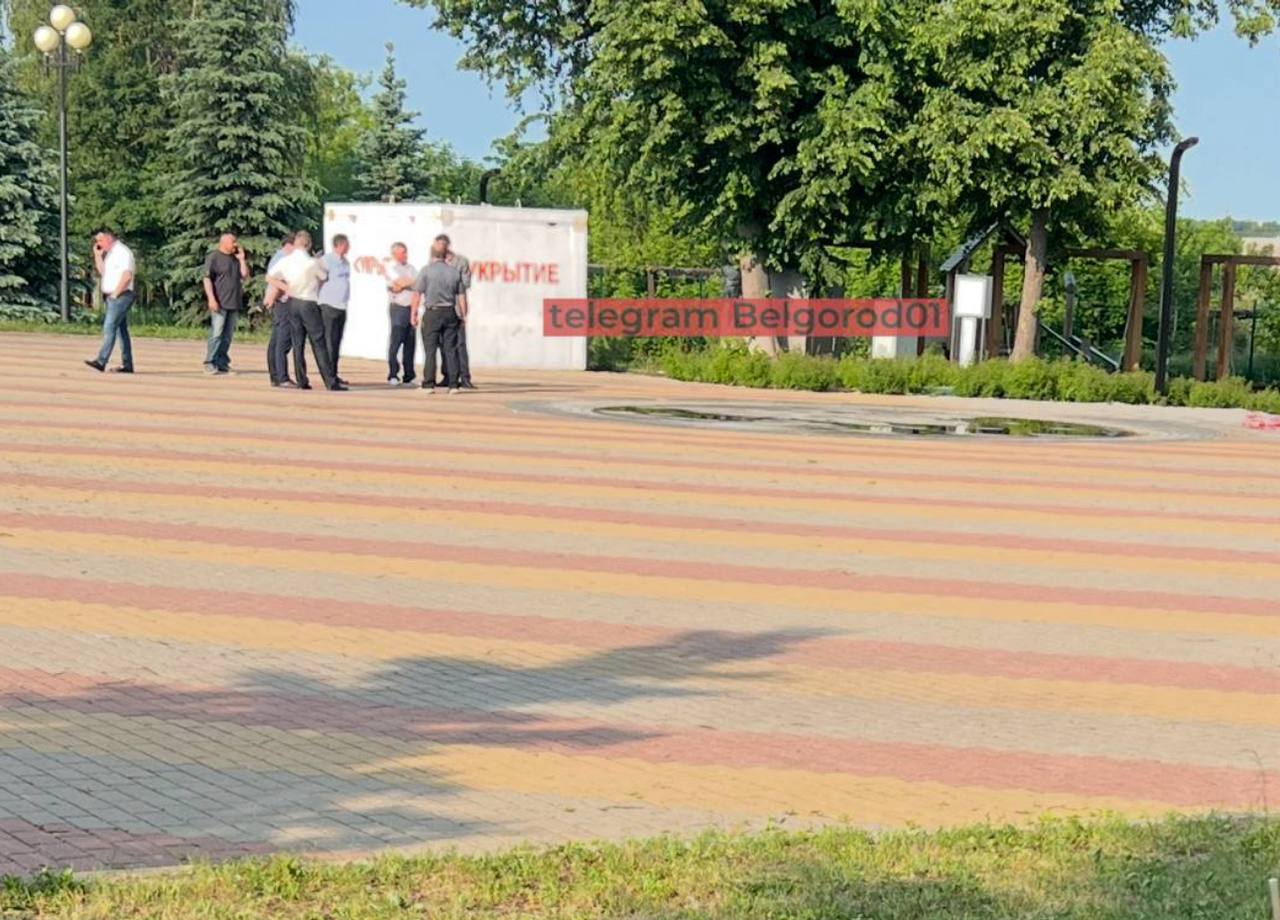 Вчера в Томаровке 13-летняя девочка, во время игры с контактным фонтаном, получила удар током, в результате чего скончалась.   По словам очевидцев, девочку звали Рита. Она погибла когда пробегала по фонтану. Подружка не смогла ее вытащить, так как фонтан и её тоже бил током. На помощь пришли взрослые, но девочку удалось достать только после отключения воды. Несмотря на попытки реанимации, спасти Риту не удалось. Она была единственным ребенком в семье. Возбуждено уголовное дело.   Соболезнуем родным и близким.