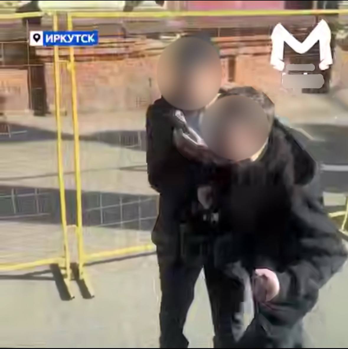 В Иркутске подростки устроили дебош в автобусе и напали на водителя О случившемся в дежурную часть накануне, 1 мая, сообщила очевидица. Женщина рассказала, что во время движения автобуса двое несовершеннолетних ножом повредили сиденья, о чем и сообщила водителю. Мужчина попытался выяснить у пассажиров причины такого поведения. По информации в социальных сетях, юноши кидались на водителя, а после бросали камни в автобус.