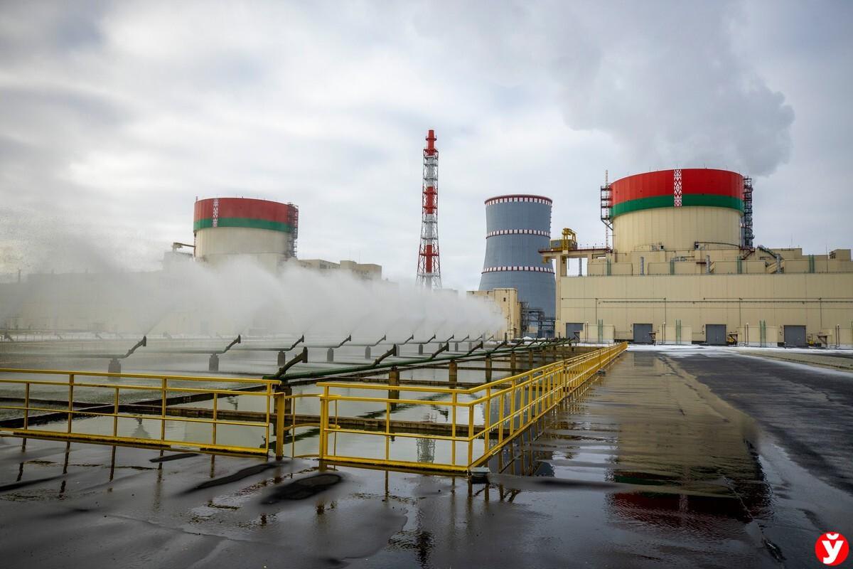 На БелАЭС будет построен дополнительный третий блок Такое решение принято по итогам совещания у Александра Лукашенко о результатах работы БелАЭС увеличении электропотребления и предложениях о строительстве новых атомных мощностей По результатам совещания принято решение о развитии Островецкой атомной электростанции реализации второй очереди сооружения третьего энергоблока сказал вице премьер Виктор Каранкевич Параллельно будет организована работа по исследованию площадок на территории Могилевской области Подпишись Минская правда MLYN by