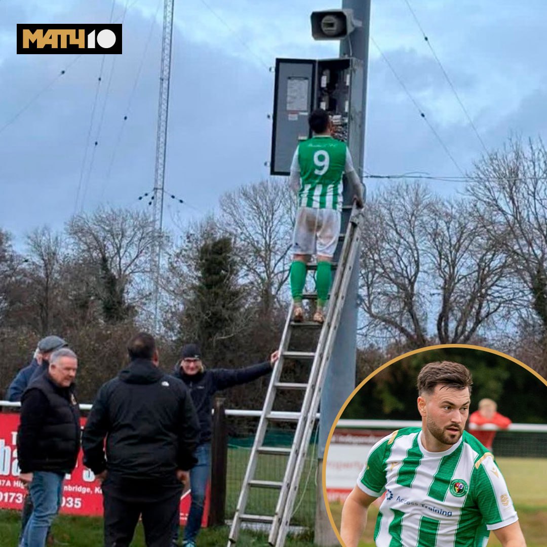 Просто футболист чинит свет на стадионе во время матча Повседневность английских подвалов Растхолл и Коринтиан играли друг с другом Как вдруг подвело освещение И что делать За работу взялся форвард хозяев Чарли Кловер Оказалось что парень электрик по профессии Удобно Правда у него ничего не вышло Пришлось ждать Но через какое то время игрок прославился на весь мир Главное что с душой делал Match TV