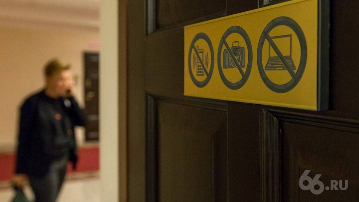 ФСБ дадут право отключать интернет и мобильную связь Законопроект депутаты Госдумы рассмотрят 27 января После его принятия операторы связи будут обязаны приостанавливать по требованию силовиков оказание любых услуг связи для защиты граждан и государства от угроз безопасности Ответственности перед клиентами в этом случае не будет При этом трактовать эти изменения можно широко считает адвокат Александр Караваев Под сферу применения законопроекта если читать закон буквально попадают например даже почтовые отправления