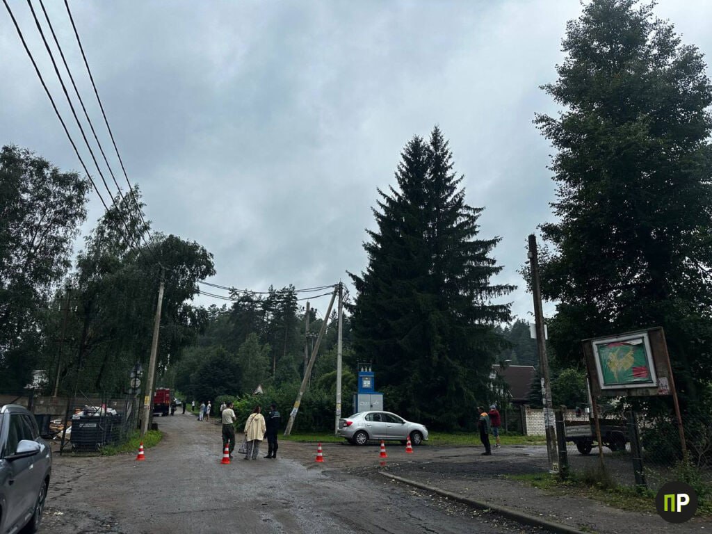 СТ «Трактор» осталось без электроэнергии. Какие потери понесло товарищество этой ночью   От грозового фронта в ночь с 29 на 30 июля сильно досталось не только Колодищам, но и СТ «Трактор». Это одно из самых больших дачных кооперативов в стране. Здесь около 900 участков.   – Пострадало около 50% товарищества. Деревья положили заборы, оборвали линии, некоторым домам и вовсе не повезло: разбиты крыши, – рассказывает председатель СТ Виталий Барановский.   Выяснили, что предстоит устранять на месте   #Минскийрайон