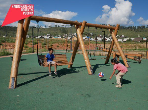 В Бурятии подводят итоги первого года нацпроекта Инфраструктура для жизни Вице премьер Марат Хуснуллин подвел итоги реализации национального проекта Инфраструктура для жизни В своем выступлении он отметил что проект направлен на создание комфортных условий в регионах и уже в первый год дал значимые результаты по всей стране включая республику Бурятия В 2025 году в республике было создано 168 новых комфортных мест для отдыха благоустроены 85 общественных территорий и 83 двора В 2026 году работа продолжится семь проектов из Бурятии уже победили в новом конкурсе На преображение Кяхты Курумкана Кырена Закаменска Мухоршибири Иволгинска и Гусиноозерска будет направлено 570 млн рублей Как отметил Марат Хуснуллин благодаря системной работе и взаимодействию с регионами строительная отрасль продолжает активный рост На ближайшие годы утверждены программы развития опорных населенных пунктов цель которых повысить качество жизни в городах на 30 к 2030 году Для Бурятии это означает дальнейшее развитие общественных пространств и городской среды