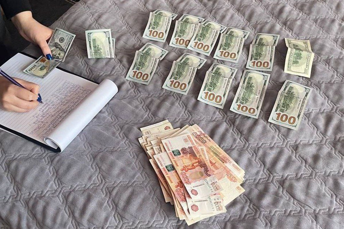 В Тверской области мужчина украл более 1 5 млн из средств для бойцов СВО Тверским сотрудниками ФСБ и полиции при силовой поддержке Росгвардии задержан 40 летний гражданин России которого подозревают в мошенничестве со средства собранными для помощи бойцам в зоне СВО Детали мошеннической схемы пока не уточняются однако известно что сумма похищенных денег составила 1 75 миллиона рублей Возбуждено уголовное дело мошенничество
