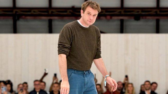 Джонатан Андерсон стал новым креативным директором Dior. Дизайнер возглавит женскую, мужскую и кутюрную линии модного дома. : Getty Images