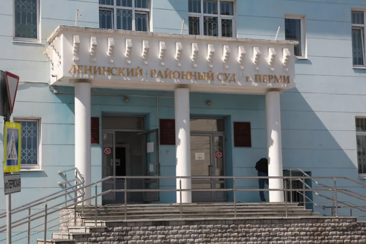 Поставщиков некачественных респираторов осудили за мошенничество Ленинский райсуд Перми вынес приговор в отношении бизнесменов Станислава Чалкова и Демокрита Манелова. Как сообщает Properm.ru, они признаны виновными в особо крупном мошенничестве в группе лиц ч. 4 ст. 159 УК РФ и обращении недоброкачественных медизделий ч. 2 ст. 238.1 УК РФ . В ходе предварительного и судебного следствия было установлено, что во время пандемии коронавируса бизнесмены поставили для нужд лечебных учреждений около 600 тыс. фальсифицированных одноразовых респираторов на сумму 65 млн руб.