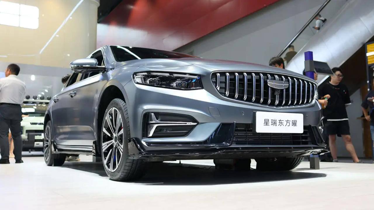 Первые результаты нового утильсбора Китайские автогиганты Changan и Geely работают над локализацией производства в России По словам представителей отрасли переговоры Changan уже в продвинутой стадии а Geely тоже прорабатывает запуск сборки В сентябре в Москве открылись два новых дилерских центра Changan что говорит о серьёзных планах бренда на российском рынке Помимо упомянутых своё присутствие в стране активно расширяют Haval и Chery С 1 ноября утильсбор будутт считать по новому больше всего взлетят ставки за импорт машин с мощным двигателем и электромобили Влияет не только утильсбор но и закон о локализации такси В недавно опубликованном списке разрешённых моделей пока значится лишь один китайский бренд Voyah Возможно Changan и Geely тоже рассчитывают попасть в этот список