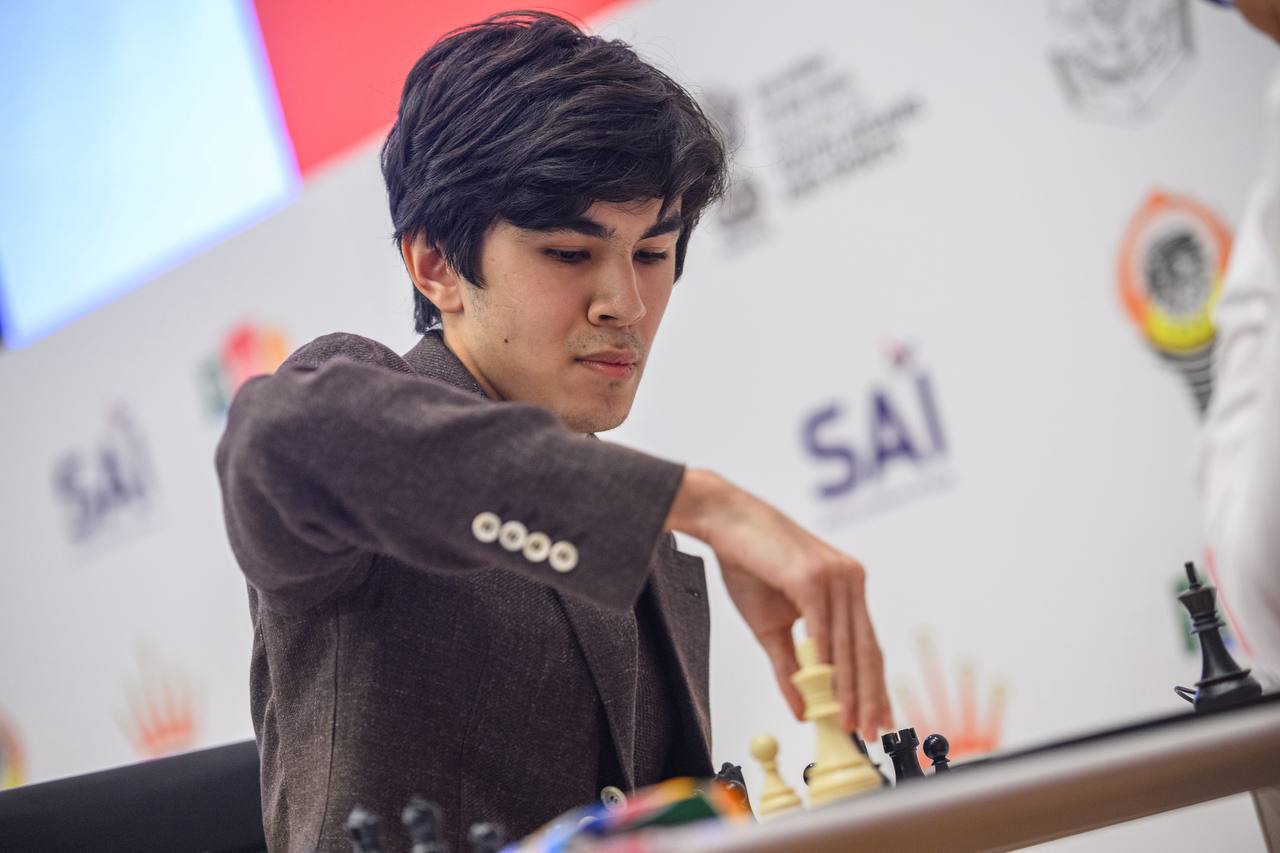 Жавохир Синдаров выиграл первую партию 1 8 финала у Фредерика Сване Остальные поединки завершились вничью Сегодня на Кубке мира семь из восьми партий завершились вничью В большинстве из них практически не было интриги лишь в партиях Синдаров Сване и Шенкленд Дубов борьба продолжалась и после контроля Сэм Шенкленд пытался извлечь максимум из проходной пешки но в итоге чуть не доигрался при точной игре Даниил Дубов мог рассчитывать на победу но все же встреча завершилась вничью Единственную победу сегодня одержал Жавохир Синдаров с самого начала Фредерик Сване тратил много времени что привело к ошибкам в самом конце Синдаров постепенно нарастил перевес и довел партию до победы Завтра пройдет ответная встреча в рамках 1 8 финала Кубка мира 2025 года Как и сегодня на Levitov Chess будет идти прямая трансляция старт в 12 30 по московскому времени Фото Michal Walusza новости турнир