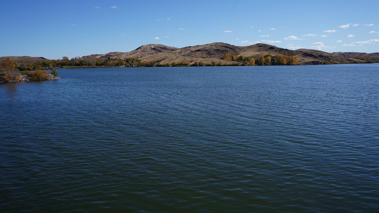 Рекордные объёмы воды удалось накопить в водоёмах страны — Минводы  Накоплению воды поспособствовал обильный паводок. Из 75 млрд воды 12 млрд принесло именно весеннее половодье.  С начала 2024 года в озеро Балхаш поступило 15,4 млрд кубометров воды. Это на 4 млрд кубометров больше, чем годом ранее.   В Каспийское море с начала года поступило 17 млрд кубометров воды.   Впервые за 10 лет на 100 % наполнилось Капчагайское водохранилище в Алматинской области.   Во время паводка 80 млн кубометров воды было направлено в Камыш-Самарские озёра Западно-Казахстанской области.   Из области Ұлытау в Кызылординскую область было направлено 839 млн кубометров воды. Благодаря этому, впервые за всю историю наблюдений эта вода через реку Сарысу достигла озёрных систем Кызылординской области.  Воду получил и Северный Арал. В него направили около 2,5 млрд кубометров, что на 400 млн кубометров больше, чем в 2023 году.   Фото: Министерство водных ресурсов и ирригации РК    /CentralMediaNews