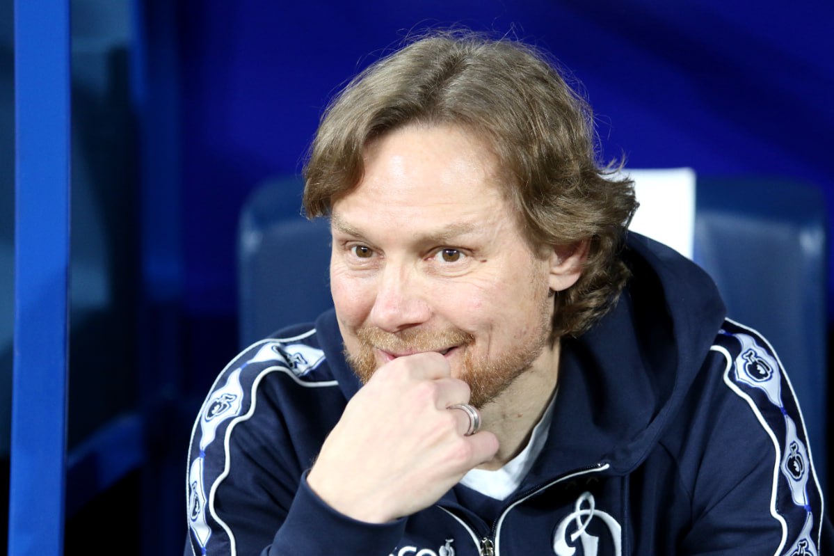 Карпин назвал игроков которые не помогут сборной в матчах с Перу и Чили Футболисты Локомотива Александр Сильянов и Дмитрий Баринов не сыграют за сборную России против команд Перу и Чили заявил главный тренер сборной Валерий Карпин Баринов и Сильянов не сыграют Дима получил травму Сильянов приезжал провели обследование но поняли что он нам не помощник цитирует Карпина Матч ТВ По его словам вратарь ПСЖ Матвей Сафонов прилетит сразу в Санкт Петербург где 12 ноября пройдет матч с перуанцами Также Карпин объяснил что Лечи Садулаев Николай Комличенко Александр Черников и Руслан Литвинов тренировались по индивидуальной программе поскольку у них ушибы и микроповреждения Global Look Press Подписаться на РБК Спорт