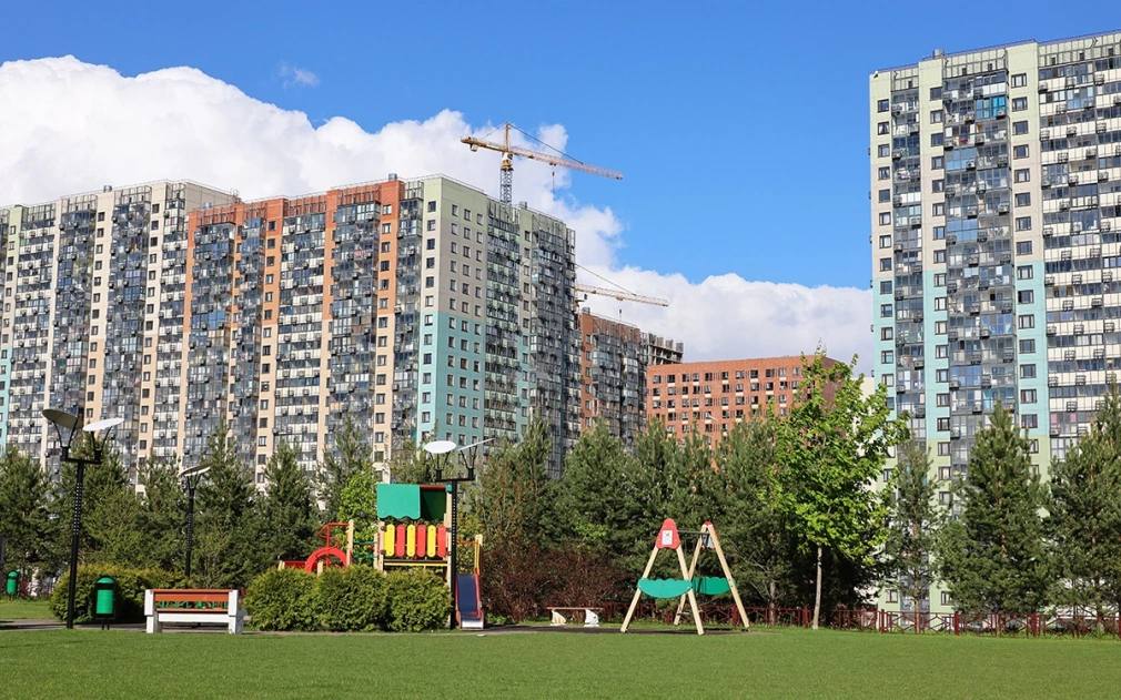 В Москве третий месяц подряд снижается предложение массовых новостроек В мае 2025 года предложение новостроек в Старой Москве снизилось на 1,5% — до 39,5 тыс. лотов, говорится в исследовании «Бест-Новострой». Это третий месяц подряд, когда рынок идет на спад. Особенно заметно сокращение в комфорт-классе: -25% за год. В бизнес-классе за месяц предложение сократилось на 1%, в премиум — на 4%. Исключение — элитные проекты: здесь зафиксирован рост на 15% благодаря выходу новых объектов. На фоне сокращения более доступного жилья средняя цена «квадрата» продолжает расти. В премиум-классе рост составил 4% до 1,16 млн руб. , в бизнесе и комфорте — по 1%. Подешевело только элитное жилье: -4%, до 2,88 млн руб. Фото: Oleg Elkov / Shutterstock / FOTODOM Читать РБК Недвижимость в Telegram