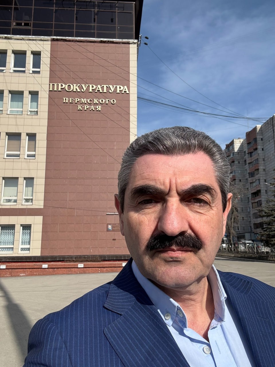 СМИ: В отношении актера-депутата возбуждено уголовное дело В отношении депутата Осинской городской думы и предпринимателя Армена Бежаняна на фото возбуждено уголовное дело. Как сообщает «В курсе.ру», дело может быть связано с нарушением правил охраны и использования недр. По информации портала, размер нанесенного действиями бизнесмена ущерба оценивается в 140 млн руб.