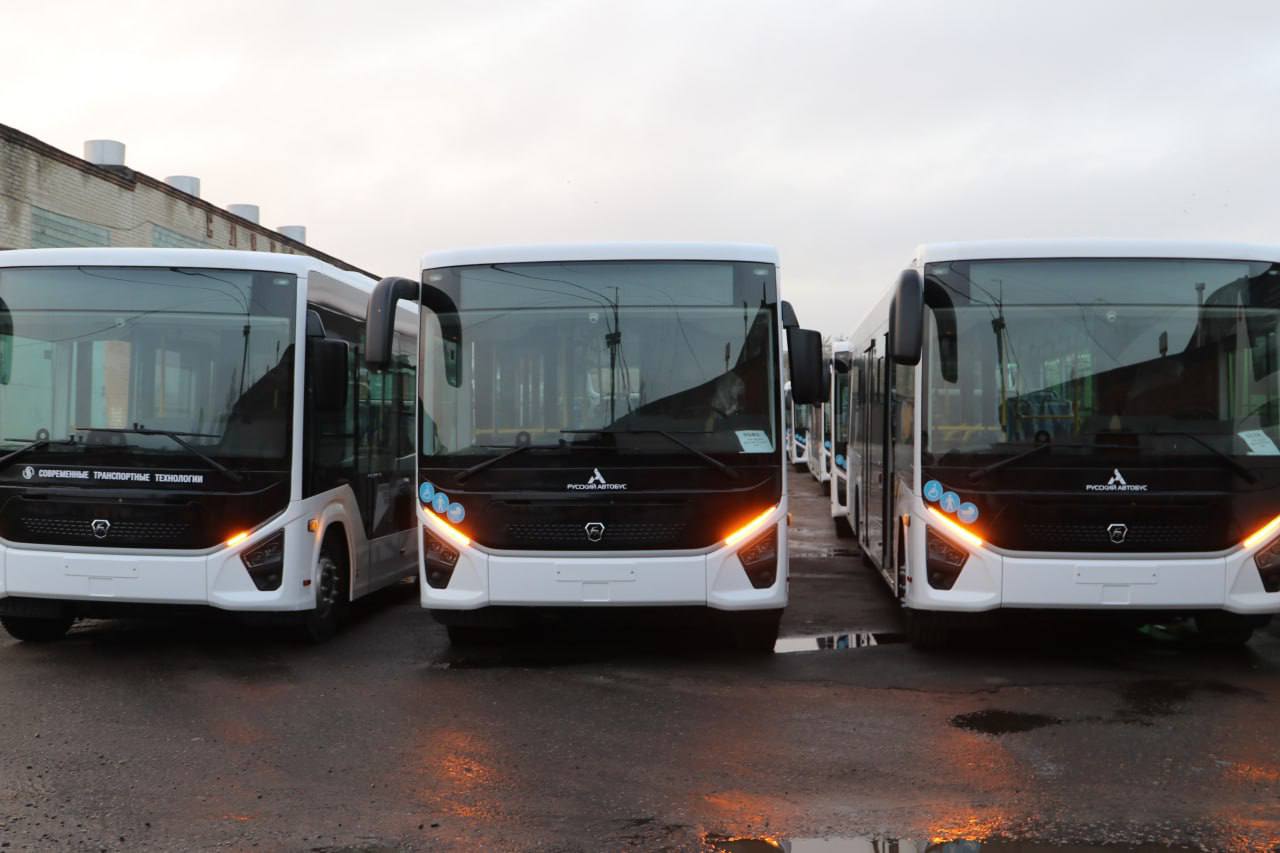 На популярный маршрут 71м в Курске выйдут 12 новых автобусов Ситимакс В Курске на один из самых загруженных маршрутов городского транспорта 71м скоро выйдут 12 новых автобусов Об этом сообщил губернатор Курской области Александр Хинштейн Транспорт закупили в рамках нацпроекта Инфраструктура для жизни Речь идет о полунизкопольных автобусах среднего класса Ситимакс 9 которые год назад уже проходили тестирование в регионе и получили положительные отзывы Каждый автобус рассчитан на 77 пассажиров оборудован широкими дверями двумя площадками для людей с ограниченными возможностями здоровья а также USB портами для зарядки мобильных устройств Десять машин уже прибыли в Курск и будут работать на маршруте 71м который ежедневно перевозит тысячи курян Курская Telega Прислать новость