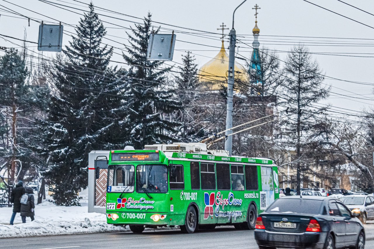 В Омске запустили умную зелёную волну В городе заработала современная система управления дорожным движением к ней уже подключены 72 светофора Они могут удалённо координировать трафик на ключевых магистралях и помогать снижать количество пробок Сейчас зелёная волна уже работает на улицах Фрунзе Герцена Масленникова 10 лет Октября Красном Пути в районе Рабиновича а также на проспекте Карла Маркса В этом году систему расширят изменят организацию движения на перекрёстке Конева и 3 й Енисейской и подключат светофоры на улицах Ленина и Жукова Это часть подготовки к закрытию Комсомольского моста на капитальный ремонт который стартует в октябре 2026 года НОВОСТИ В МАХ ПОДПИСАТЬСЯ фото troll live omsk