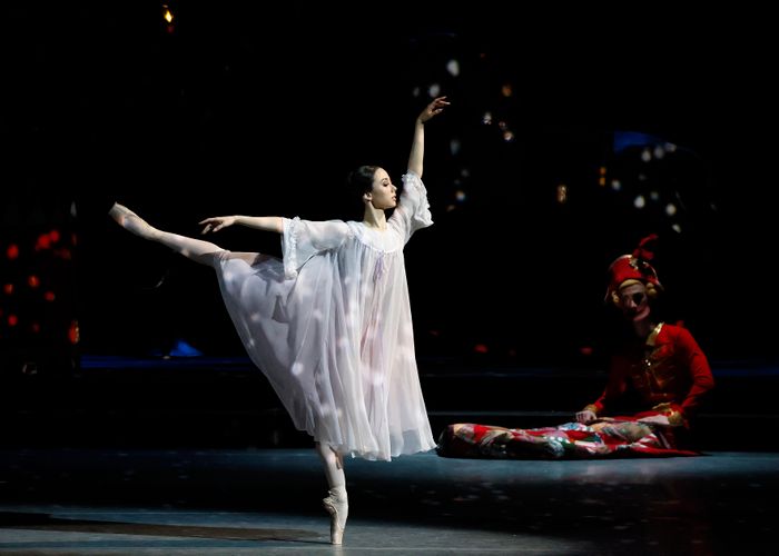 В канун Нового года Первый канал покажет в прямом эфире балет Щелкунчик в исполнении артистов Большого театра Трансляция начнётся в полдень За дирижёрским пультом Симфонического оркестра ГАБТа Валерий Гергиев