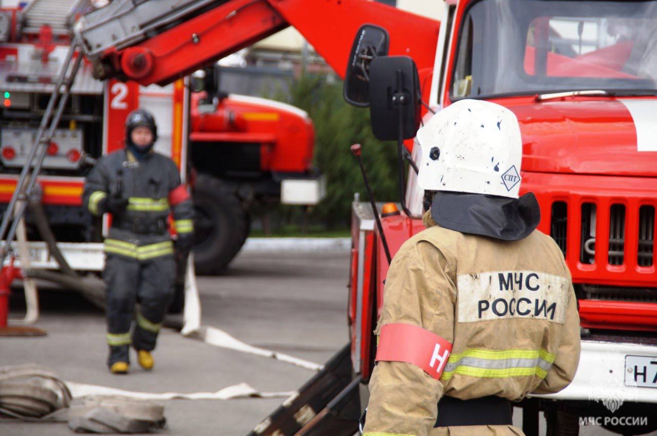 #Официально ‼ Информация МЧС России В 13.23 поступило сообщение о срабатывании пожарной сигнализации в торговом центре по адресу: г.о. Самара, Октябрьский район, ул. Ново-Садовая, 160м. Прибывшими подразделениями было установлено, что что в кафе на 1 этаже произошло ложное срабатывание пожарной сигнализации. Погибших и пострадавших нет, эвакуация не проводилась.