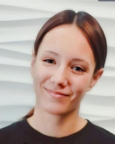 В Екатеринбурге пропала школьница после пробного ЕГЭ 19 апреля 16-летняя Лена Федорец ушла в школу и не вернулась домой. — В пятницу они с мамой повздорили по поводу школы немного. В субботу она пошла на пробник. После пробника ее пошла встречать бабушка, но она ушла раньше, — рассказала знакомая семьи. К поискам девочки присоединился отряд «ЛизаАлерт». В момент исчезновения на Лене была светло-розовая куртка, черные штаны и серые кроссовки. Если вы знаете, где может быть Лена, позвоните в 112. Предложи новость