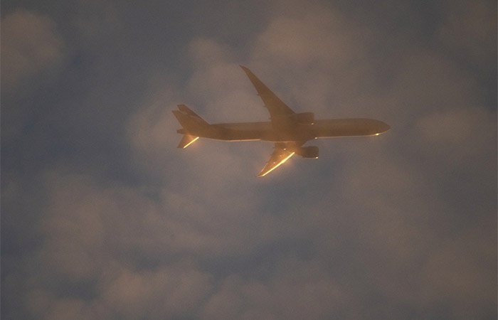 Авиаэксперт рассказал об усилиях США по спасению репутации Boeing Американские власти не стремятся наказать системообразующую компанию за крушения самолётов 737 MAX. Об этом в эфире радиостанции «Говорит Москва» сообщил главный редактор портала «Авиа.ру» Роман Гусаров. Я не думаю, что власти США ставили цель наказать Boeing. Речь шла о спасении репутации компании. Это одно из системообразующих предприятий, один из крупнейших поставщиков гражданских самолётов на мировом рынке, одно из трёх ключевых предприятий США по оборонному заказу. Никто не позволит уронить имидж и престиж Boeing, тем более что США также являются крупнейшим экспортёром вооружений. Всё, что мы наблюдаем, — это спасение репутации Boeing.