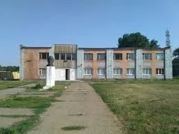 В Аксайском районе появится модульный ДК за 140 млн рублей В поселке Щепкин до конца 2026 года установят новый модульный дом культуры стоимостью 140 4 млн рублей Сейчас под здание уже готовят основание подрядчика для поставки сооружения определили а контракт с ним планируют заключить до конца апреля Новый ДК придет на смену существующему который сейчас ютится в обычном административном здании что серьезно ограничивает его возможности Модуль должны смонтировать до июля а полностью объект введут в эксплуатацию до конца года Для жителей поселка Щепкина и еще семи окрестных населенных пунктов этот ДК единственный domostroyrf