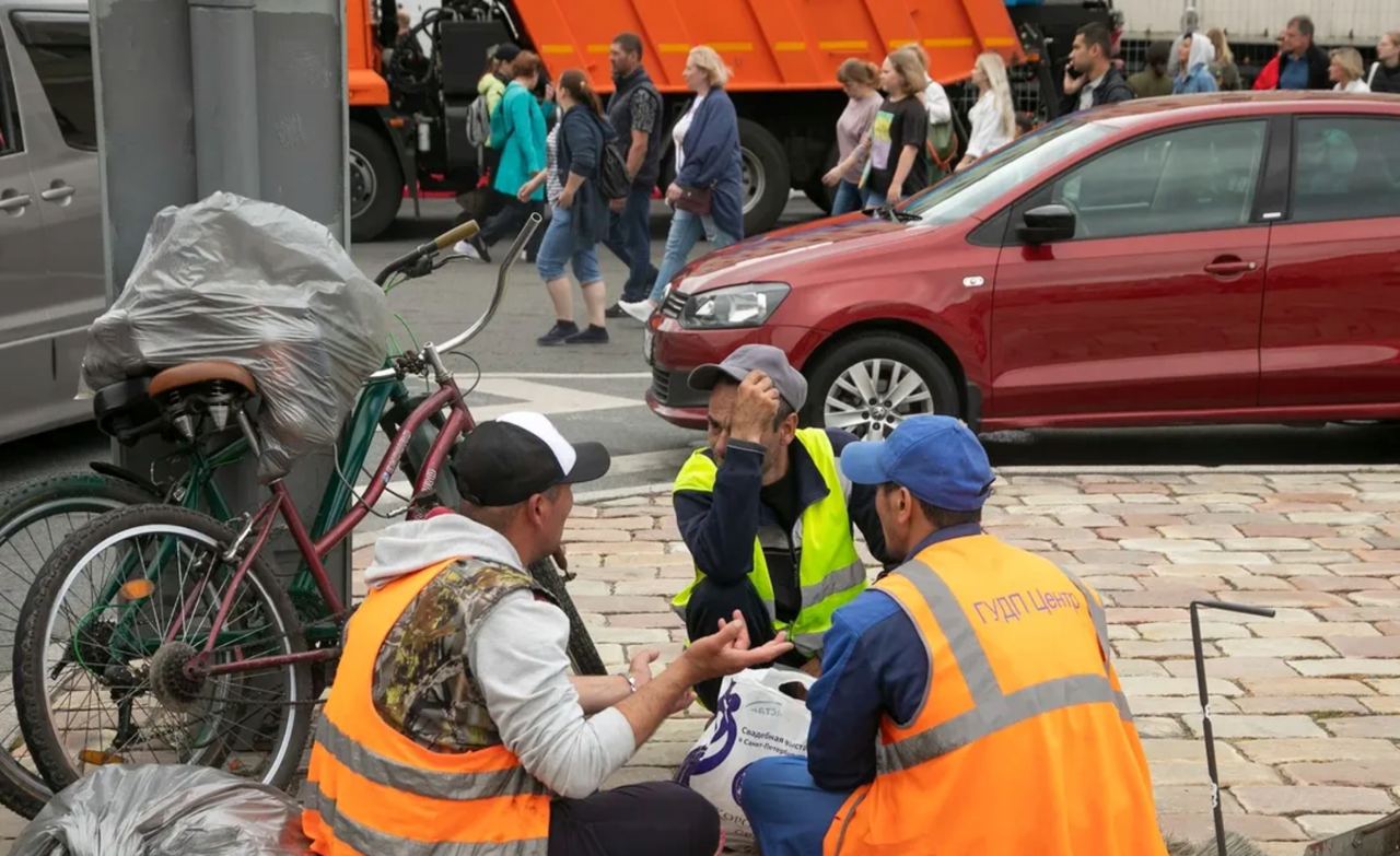 В Новой Москве создали бот для жалоб на мигрантов. По доносам уже провели 42 рейда   В Новой Москве создали чат-бот народной дружины, в который жители могут сообщать о квартирах, где предположительно проживают нелегальные мигранты, пишут «Осторожно, новости».   По данным издания, решение об этом приняли на заседании местных чиновников и полиции, где обсуждалась работа по профилактике нарушений миграционного законодательства.   По заявкам из бота силовики уже провели 42 рейда, отмечает канал. В результате, 100 человек получили административные протоколы, а 32 мигранта — депортированы.    В начале сентября Следственный комитет РФ заявил, что количество противоправных действий, совершенных трудовыми мигрантами в 2024 году выросло на 69%. В ведомстве отметили, что иностранцы, в том числе, «демонстрируют негативное отношение к участникам СВО и сотрудникам правоохранительных органов». При этом, «наиболее сложная миграционная обстановка», по данным СК, наблюдается в Москве и Московской области.     Осенью 2021 года СМИ писали о том, что жители поселка Коммунарка в Новой Москве организовали отряды самообороны от мигрантов, населяющих местные жилые кварталы из-за близости к месту работы — складам и полям агрокластера.  Фото: Алексей Душутин / «Новая газета»