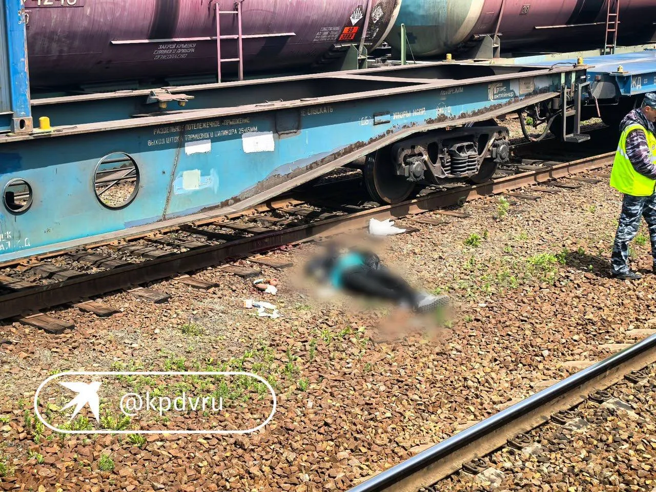 Осторожно Фото 18 Во Владивостоке на станции Первая Речка мужчина погиб под колесами поезда Очевидцы рассказали что перед трагедией он сидел на краю платформы а затем внезапно оказался на путях перед движущимся составом По предварительным данным мужчина почти остался без головы Подпишись на kpdvru Мы в Макс