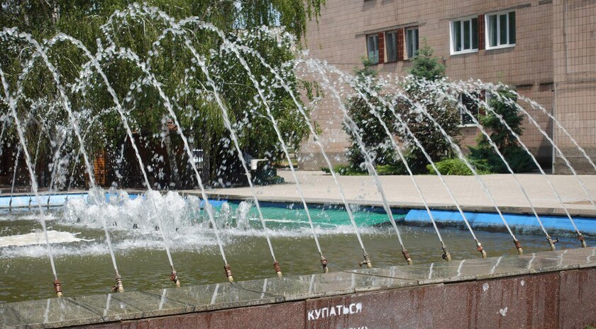 Жителям Токмака запретили купаться в городском фонтане Жителям Токмака напомнили, что купание в городском фонтане строго запрещено. Это может быть опасно для здоровья, отметили в администрации муниципалитета. «Чаша городского фонтана является территорией повышенного травматизма: в ней находятся конструкции, о которые можно пораниться. Не менее опасно и скользкое дно фонтана. Вода в фонтане не питьевая! В жару в воде резко увеличивается количество микроорганизмов. В фонтане нередко купаются птицы и животные, являющиеся переносчиками различных вирусных и паразитарных заболеваний», — говорится в сообщении. Кроме того, родителям несовершеннолетних жителей Токмака напомнили, что купание детей в неустановленных местах влечет административную ответственность, а оставление ребенка в опасности может привести к уголовной ответственности. Читать полностью