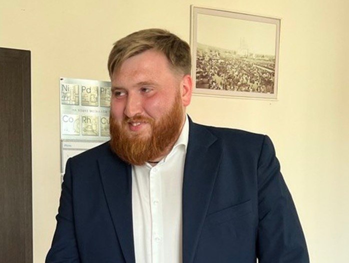 Начальник управления капстроительства задержан в Красноярском крае Следственные органы задержали начальника управления капитального строительства Красноярского края КГКУ УКС Сергея Ветрова Чиновнику вменяют превышение должностных полномочий при обеспечении жильем сирот Действиями Ветрова выразившимися в непринятии мер по расторжению государственного контракта с ООО ГК Новэкс и взысканию перечисленного аванса по нему а также в незаконной организации строительства нового объекта существенно нарушены охраняемые законом интересы государства путем причинения материального ущерба бюджету Красноярского края на 25 млн 995 тыс рублей сообщил источник Интерфакса Кроме того его действия привели воспрепятствовать обеспечению жильем как минимум 20 детей сирот Еще в феврале краевая прокуратура сообщала об уголовном деле связанном с Новэкс В июне 2022 года КГКУ УКС заключило с фирмой контракт на строительство 20 квартирного жилого дома для детей сирот стоимостью 77 8 млн рублей Финансировался проект за счет краевой программы Создание условий для обеспечения доступным и комфортным жильем граждан Заказчик передал подрядчику земельный участок проект на строительство и аванс в 23 млн рублей Застройщик приступил к строительству и к окончанию срока контракта почти возвел двухэтажное сооружение Достроить его под ключ не получилось так как новые конструкции еще до полного завершения работ дали трещины а подвальные помещения подтопило грунтовыми водами Объект оказался негодным для проживания его сдача не состоялась Вместо расторжения контракта и взыскания неустойки с виновных УКС передал тому же подрядчику новый земельный участок и другой проект который сильно отличался от исходного Он был заметно упрощен и предполагал меньшую этажность использование низкого качества стенового материала худших параметров свай Но и это не помогло При этом учреждение заказчик и краевое профильное министерство самоустранились от контроля за ходом работ Вопросы строительства здания и инженерных коммуникаций отдали на откуп подрядчику а нарушения строительных норм остались без проверки и реагирования После вмешательства прокуратуры учреждение заказчик отказалось от исполнения контракта в одностороннем порядке и обратилось в суд за взысканием со строителя авансового платежа По материалам проверки прокуратуры было возбуждено уголовное дело по ч 1 ст 293 УК РФ халатность Прокурор также поручил провести экспертизу которая должна была показать на каком этапе исполнения контракта были допущены нарушения ставшие причиной лишения 20 сирот возможности получить новое жилье Фото vk com kgkuuks Подписаться Прислать новость Помочь бустами