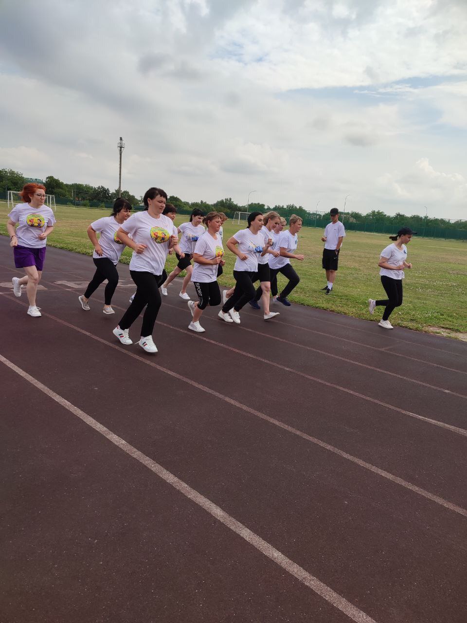 В Ипатовском округе втрое выросло число сдавших нормы ГТО В 2025 году в сдаче норм комплекса Готов к труду и обороне приняли участие свыше тысячи жителей Ипатовского округа что в три раза больше чем в 2024 м Из них золотой знак получили 95 человек серебряный 37 и бронзовый трое Нашим центром тестирования ГТО каждый месяц организуется приём нормативов у всех желающих Среди них и дети от шести лет и взрослые старшему из которых 68 Самая массовая категория участников это ребята от семи до 17 лет рассказал директор спортивной школы Андрей Колесников Реализуется комплекс ГТО в рамках государственной программы Ставропольского края Развитие физической культуры и спорта Всего на Ставрополье работают 36 центров тестирования Если в 2024 году в сдаче нормативов ГТО приняли участие более 31 тысячи жителей региона то в 2025 м около 49 8 тысячи