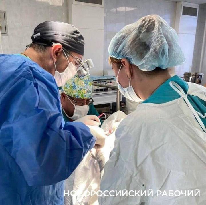 В Новороссийске врачи достали из желудка 4-летней девочки огромный комок волос В больницу малышка поступила с острыми болями в животе, она отказывалась есть, ее постоянно рвало. После обследования выяснилось, что в желудке у девочки находится гигантский тризобезоар. Это инородное тело, которое формируется в желудочно-кишечном тракте из проглоченных волос. Ребенка пришлось оперировать. Операция прошла успешно. На пятые сутки девочка уже смогла питаться обычным способом. Фото: Новороссийский рабочий