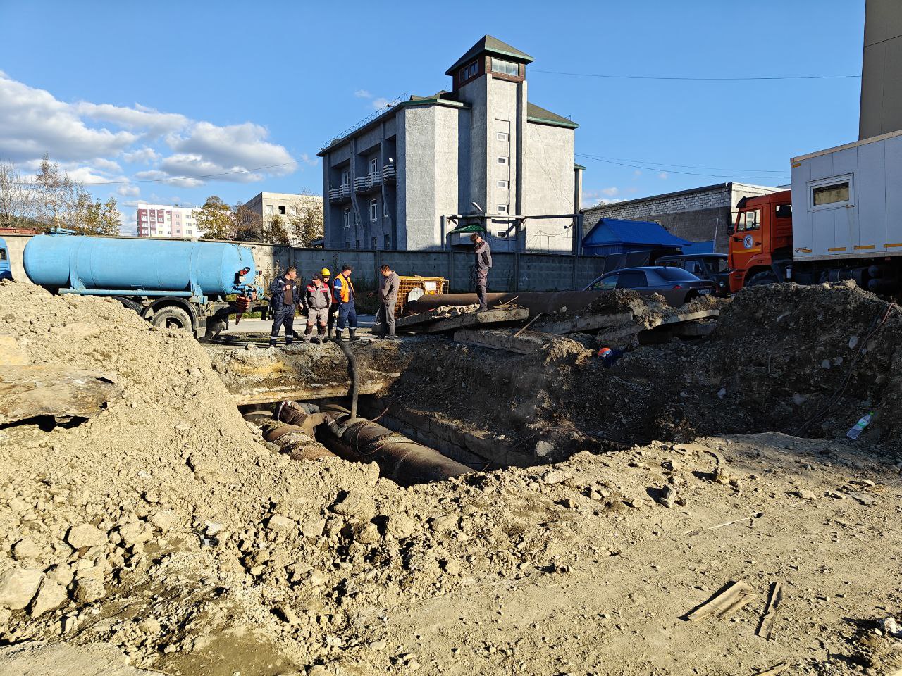 Временные перебои  с теплоснабжением и горячим водоснабжением могут фиксироваться сегодня в южной части города. Они связаны с ремонтными работам на повреждении теплосети по ул. Бумажной.   Чтобы минимизировать их, «СКК» в данное время переключает потребителей  на резервные линии по снабжению теплом и горячей водой, пока ремонтные работы не будут завершены.   ‍ Персонал  СКК  будет без перерывов работать на устранении повреждения столько времени, сколько потребуется. Приносим свои извинения за доставленные неудобства.