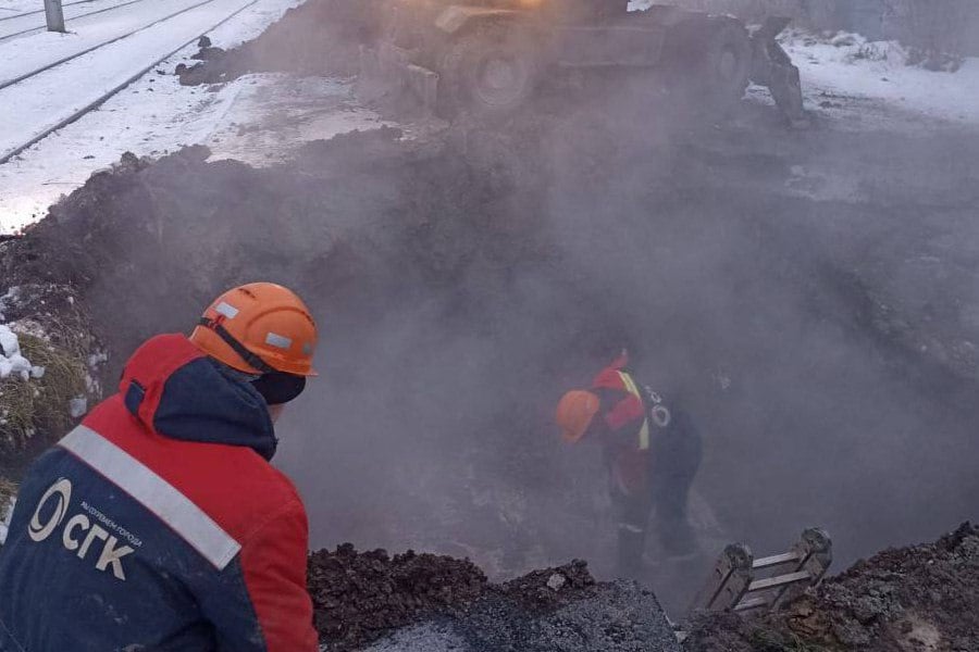 Более 100 домов в Ленинском районе Новосибирска остались без отопления Авария произошла утром 24 ноября В Ленинской районе Новосибирска очередная коммунальная авария. Без отопления остались 115 домов по улицам Волховской, Оборонной, Олекминской и на 1-м Вертковском переулке. Отключение произошло утром 24 ноября. Из-за дефекта на теплотрассе закрыт проезд по перекрестку улиц Оборонная и Связистов, вблизи улицы Связистов, 112. — Работы выполняет НТСК. Водителям необходимо быть внимательными, руководствоваться знаками, информационными щитами и соблюдать правила дорожного движения, — сообщили в мэрии. Тепло обещают дать лишь к утру 25 ноября. Ранее редакция сообщала, что Новосибирск  не получил паспорт готовности к отопительному сезону. До 30 ноября город должен разработать и утвердить дорожные карты по устранению замечаний Ростехнадзора, провести соответствующие работы и получить акты готовности к отопительному периоду. Фото предоставлено пресс-службой мэрии Новосибирска