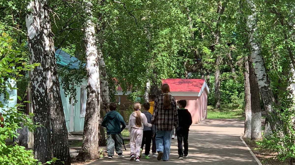 В Самарской области хотят восстановить 11 летних лагерей В Самарской области обозначили и озвучили планы по развитию инфраструктуры для оздоровительного отдыха детей Об этом сообщил губернатор Вячеслав Федорищев в своём канале в национальном мессенджере MAX по итогам встречи с членами регионального правительства Как отметил глава региона сейчас в регионе работают 45 детских лагерей включая 29 муниципальных Заместителю председателя правительства Регине Воробьевой поставлена задача в течение месяца провести анализ и оценить состояние этих объектов В первую очередь под внимание контролирующих органов попадут следующие вопросы нужен ли ремонт действующим корпусам и есть ли потребность в новых Также специалисты разработают предложения по дополнению программ отдыха детей Рассматривать будут культурные творческие спортивные образовательные и патриотические направления работы Главная цель сделать отдых детей еще интереснее и полезнее Ещё один важный вопрос возвращение в систему нефункционирующих детских лагерей Сообщения с просьбой восстановить те или иные территории где раньше отдыхали тысячи ребят а теперь они стоят заброшенными Предварительно правительством региона сформирован перечень из 11 таких объектов По каждому объекту межведомственная комиссия определённая правительством региона будет определять объективную ситуацию оценивать перспективы и разрабатывать предложения по условиям восстановления закрытых учреждений Губернатор Вячеслав Федорищев отметил что после проведения необходимых процедур правительство будет заниматься возвращением неработающих детских лагерей к жизни Это откроет ещё больше возможностей для организации качественного летнего отдыха детей в Самарской области Обсудили и результаты работы в этом году На летнюю смену было выделено дополнительное финансирование льготных путёвок Это позволило организовать отдых ещё для 10 тысяч ребят Также за счет строительства новых быстровозводимых корпусов удалось ещё повысить вместимость учреждений и занять досуг большего количества школьников ГТРК Самара MAX lВК lОК lСАЙТ