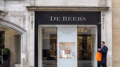 FT: De Beers не может продать накопившиеся запасы алмазов   Корпорация De Beers, добывающая и продающая природные алмазы, испытывает трудности на рынке ювелирных изделий, из-за этого у компании накопились крупнейшие алмазные запасы с 2008 года.  Читать далее