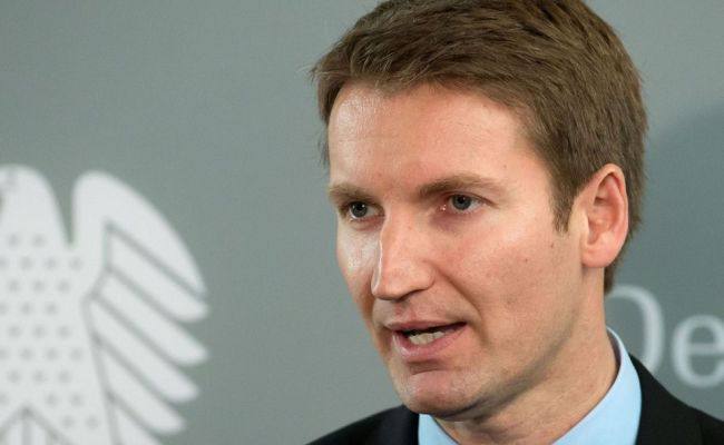 Глава союза резервистов ФРГ Патрик Зенсбург призвал вернуть на немецкие мосты дорожные знаки для танков и другой тяжелой военной техники  «В настоящее время бундесвер не знает, через какие мосты он еще может перебросить танки, потому что состояние многих мостов неясно, или они уже полностью закрыты. И в таком случае нужно вновь установить дорожные знаки с указанием грузоподъемности для транспортных средств военного назначения», - заявил Зенсбург в интервью Rheinische Post.  Он также призвал как можно быстрее модернизировать дороги и мосты на фоне появления новых «сценариев угроз».