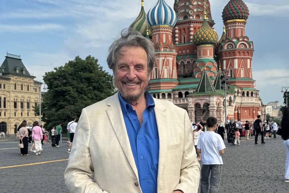 В Москву прибыл 79-летний Эррол Маск, отец Илона Маска, чтобы принять участие в «Форуме будущего 2050».