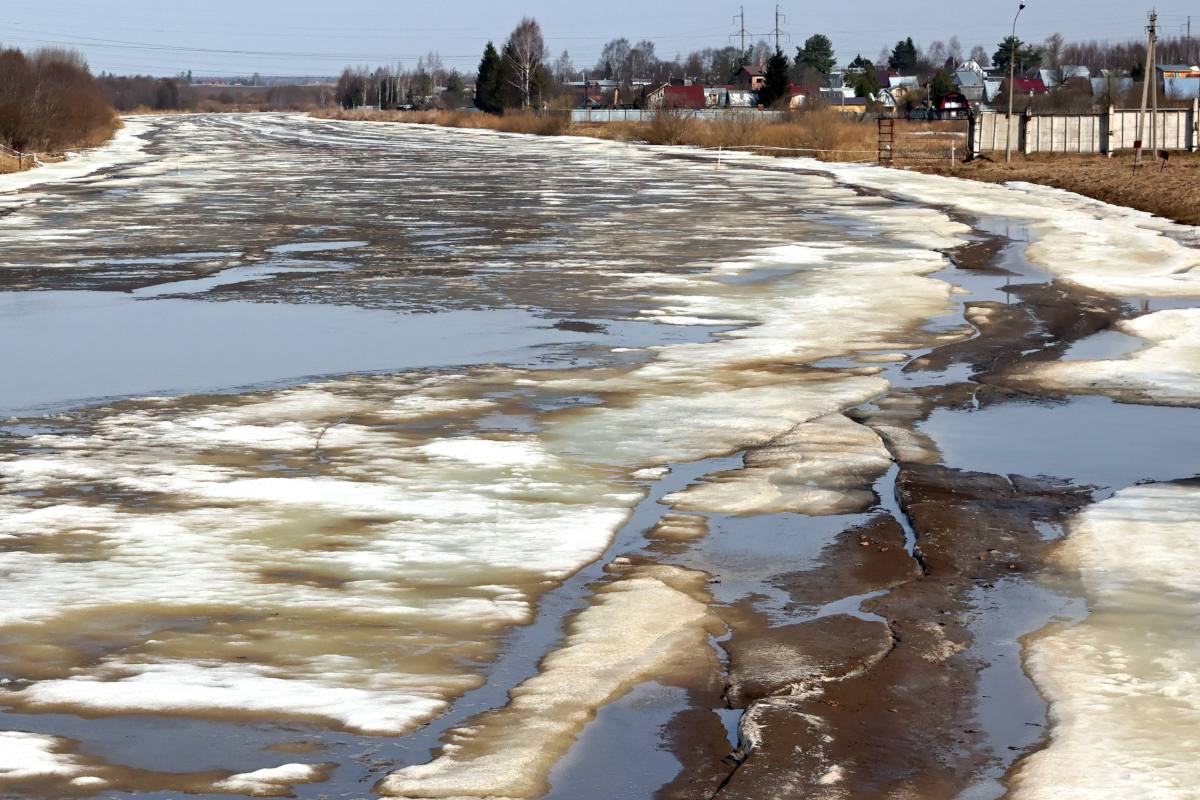 По данным Росгидромета весеннее половодье на реках Вологодской области в этом году пройдёт в более мягком режиме чем в среднем за несколько лет Максимальные уровни воды ожидаются ниже нормы что снижает риски подтопления прибрежных территорий Хотя затороопасность для крупных рек области Сухона Вологда Кубена оценивается как низкая жителям прибрежных зон рекомендуется заранее проверить состояние придомовых территорий и не оставлять имущество в зонах возможного разлива Вологда Регион 35ТВ в MAX