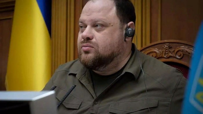 Для подписания каких-либо документов с Россией у Верховной рады Украины нет оснований — спикер Руслан Стефанчук в интервью изданию «РБК Украина» "Сейчас президент Украины Владимир Зеленский — это человек, являющийся гарантом Конституции, человек, представляющий Украину в международных отношениях в соответствии с Конституцией Украины", — сказал спикер Рады "Пока военное положение, выборов на Украине быть не может. Точка" "Украина готова к тому, чтобы начать с 30-дневного перемирия" Читать далее