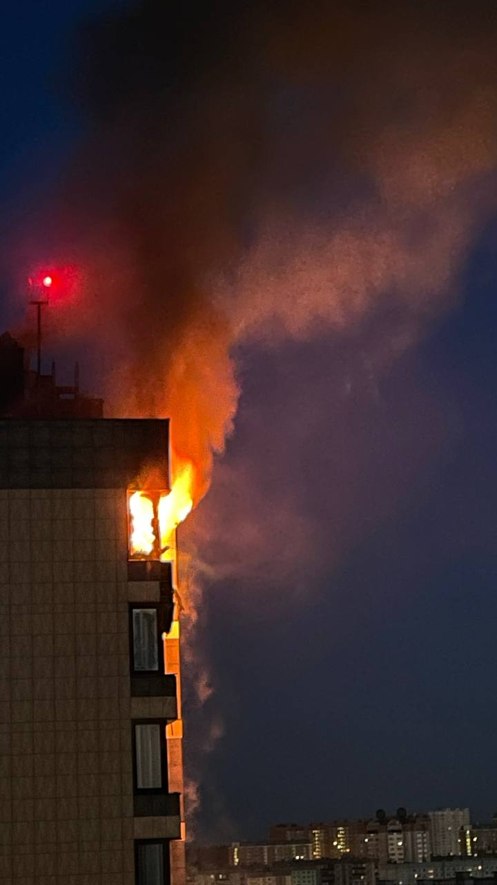 В жилом доме в подмосковном Красногорске произошел пожар после попадания беспилотника — очевидцы Ранее Собянин сообщил, что были сбиты два беспилотника, направлявшихся на Москву. В аэропортах Внуково и Шереметьево были введены ограничения, рассказали в Росавиации.