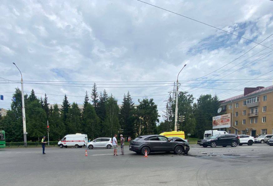 Скорая помощь в Омске попала в аварию с Porsche Cayenne Сегодня около 12:40 в Омске на перекрёстке улиц Красный Путь и 6-й Северной случилось ДТП с участием автомобиля скорой помощи. Водитель скорой ехал с включёнными спецсигналами и проезжал на зелёный, когда столкнулся с Porsche Cayenne. В результате аварии пострадали два фельдшера, 28-летняя женщина и 24-летний мужчина. Сейчас устанавливается степень их травм. Фото: Госавтоинспекция Омской области