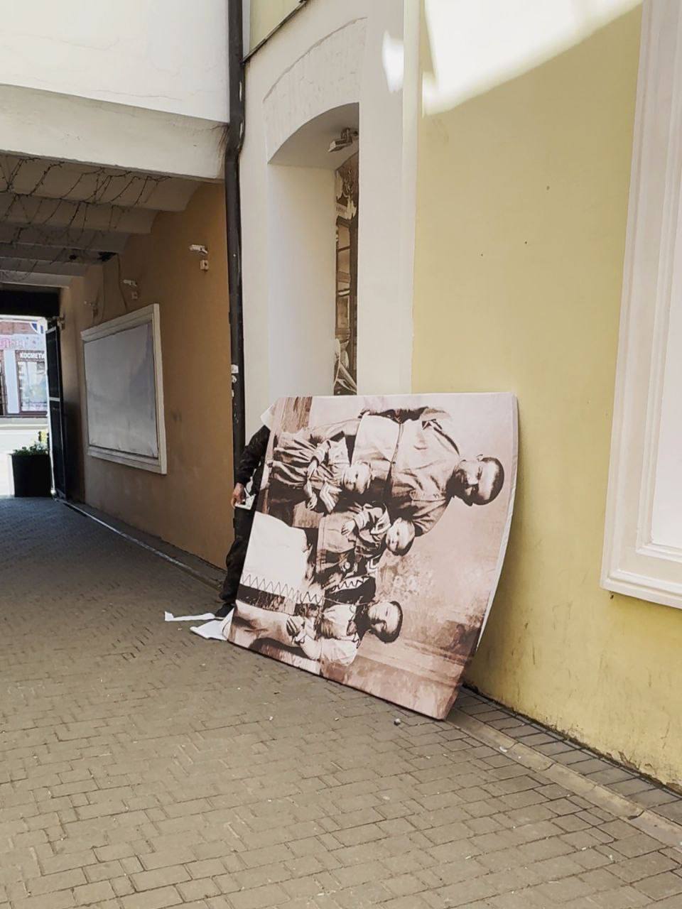 В центре Омска восстановили старинное фото, пострадавшее от рук вандалов Инцидент произошёл на прошлой неделе в Камергерском переулке: неизвестные вырезали лица детей на снимке и нарисовали на их месте смайлы. Фото: «Омск_путеводитель»