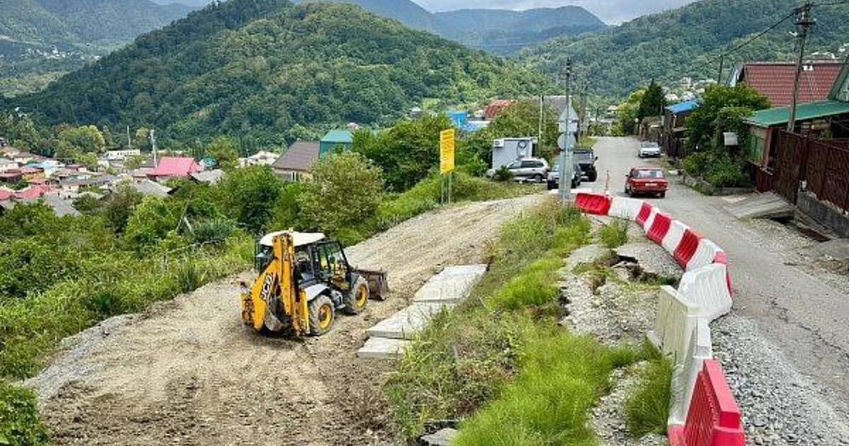 После оползня ремонтируют дорогу в Лазаревском В Сочи, в Лазаревском районе, начали ремонтировать участок улицы Магаданской, пострадавший от оползня. Ведется укрепление склонов, строится подпорная стена длиной 30 метров и устанавливается более 40 свай. Будет обустроена дренажная система и заменено дорожное покрытие на площади 600 квадратных метров. На время ремонта в Горном Лоо введено реверсивное движение. Завершить работы планируют до декабря 2023 года. Сочи Официальный Связь с редакцией: Подписаться на «Утренний Юг»