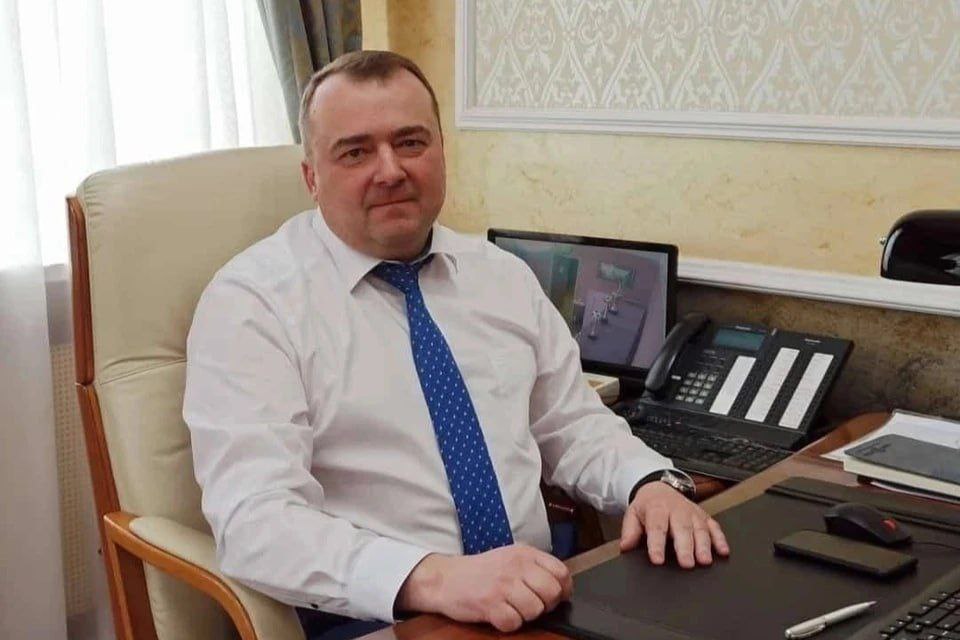 Задержан замдиректора АО «Оренбургремдорстрой» Дмитрий Сербин   Его задержали в аэропорту Оренбурга по подозрению в получении взятки в особо крупном размере. Об этом «Комсомольской правде» стало известно из собственных источников.   Ленинский суд Оренбурга отправил Сербина в СИЗО на два месяца.     Что о нем известно?   В 2022 году Дмитрий Сербин работал в Главном управлении дорожного хозяйства области. Однако вскоре подвергся критике губернатора из-за многочисленных жалоб на состояние дорог и покинул эту должность. После чего вернулся в АО «Оренбургремдорстрой».   Фото: АО «Оренбургремдорстрой»