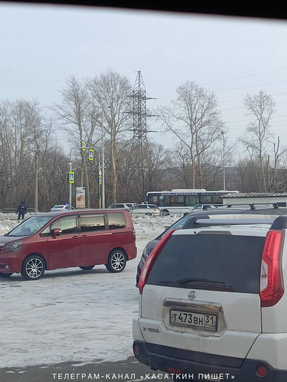 В городе продолжается "Ремонт светофоров": выезд на Комшоссе с Дземог временно закрыт в районе Победы.