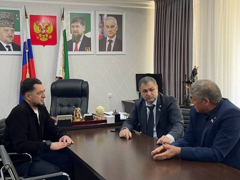 Депутаты Парламента Чеченской Республики Халид Накаев и Имам-Али Махмутхажиев провели рабочую встречу с военным комиссаром Ачхой-Мартановского и Серноводского районов Русланом Хасхановым. В ходе встречи были обсуждены актуальные вопросы, касающиеся призывной кампании, организации воинского учёта, а также взаимодействия органов власти с военным комиссариатом. Особое внимание было уделено вопросам патриотического воспитания молодёжи, поддержки семей военнослужащих и участников специальной военной операции. Стороны отметили важность слаженной работы всех структур для своевременного и качественного выполнения задач, поставленных руководством страны и республики. По итогам встречи были намечены конкретные шаги по усилению взаимодействия и координации деятельности.