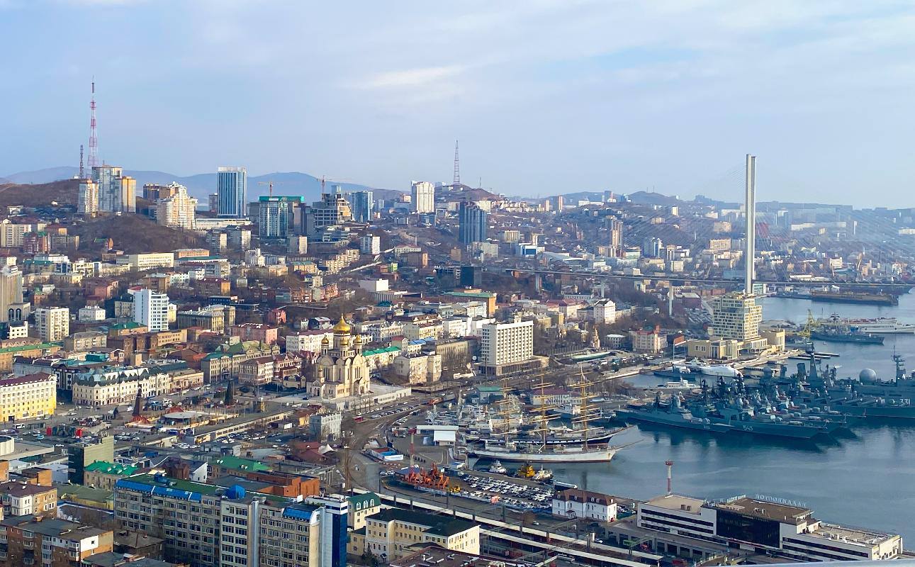 Участники СВО из Владивостока могут получать землю в разных муниципалитетах Приморья Об этом сегодня во время программы Прямой разговор рассказал губернатор региона Олег Кожемяко На данный момент первые соглашения уже заключены с администрациями Пожарского и Лесозаводского муниципальных округов Для реализации своих прав льготным категориям граждан необходимо прежде всего быть включенным в реестр При желании оформить участок необходимо подать соответствующее заявление в администрацию Владивостока Кроме того у многодетных семей Владивостока есть возможность оформить выплату вместо земельного участка Ее размер составляет 1 млн 82 тыс рублей СВО