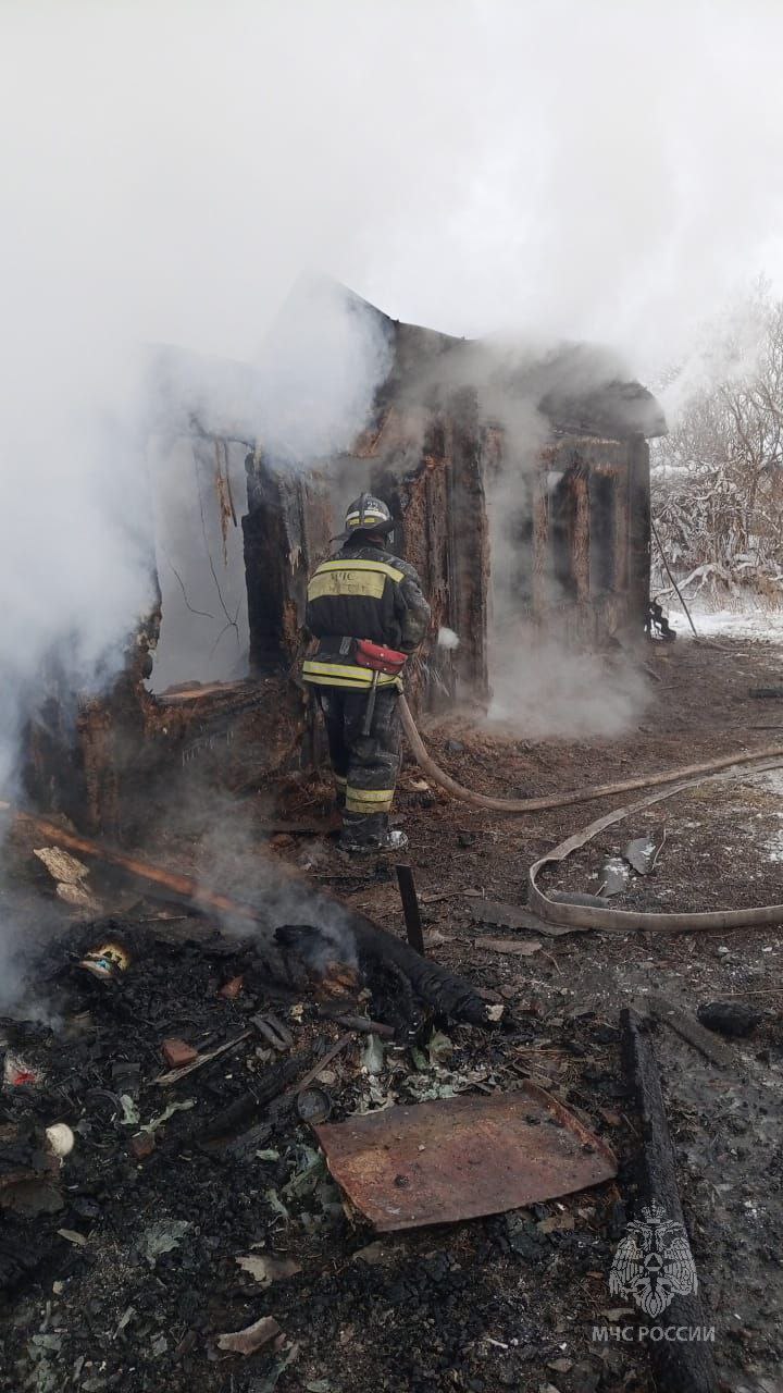 В Белинском районе на пожаре погибла женщина   Сегодня ночью в селе Тархово на улице Зелёная сгорел частный дом площадью 60 квадратных метров. Обнаружена погибшей 73 летняя женщина.   На тушение пожара привлекалось 2 единицы техники и 6 человек личного состава МЧС России и муниципальной пожарной службы.  Предварительно причиной пожара стало нарушение правил устройства и эксплуатации печного оборудования.